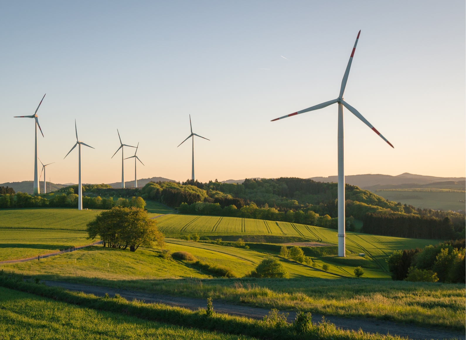 Landschaftsbild mit einer Windkraftanlage